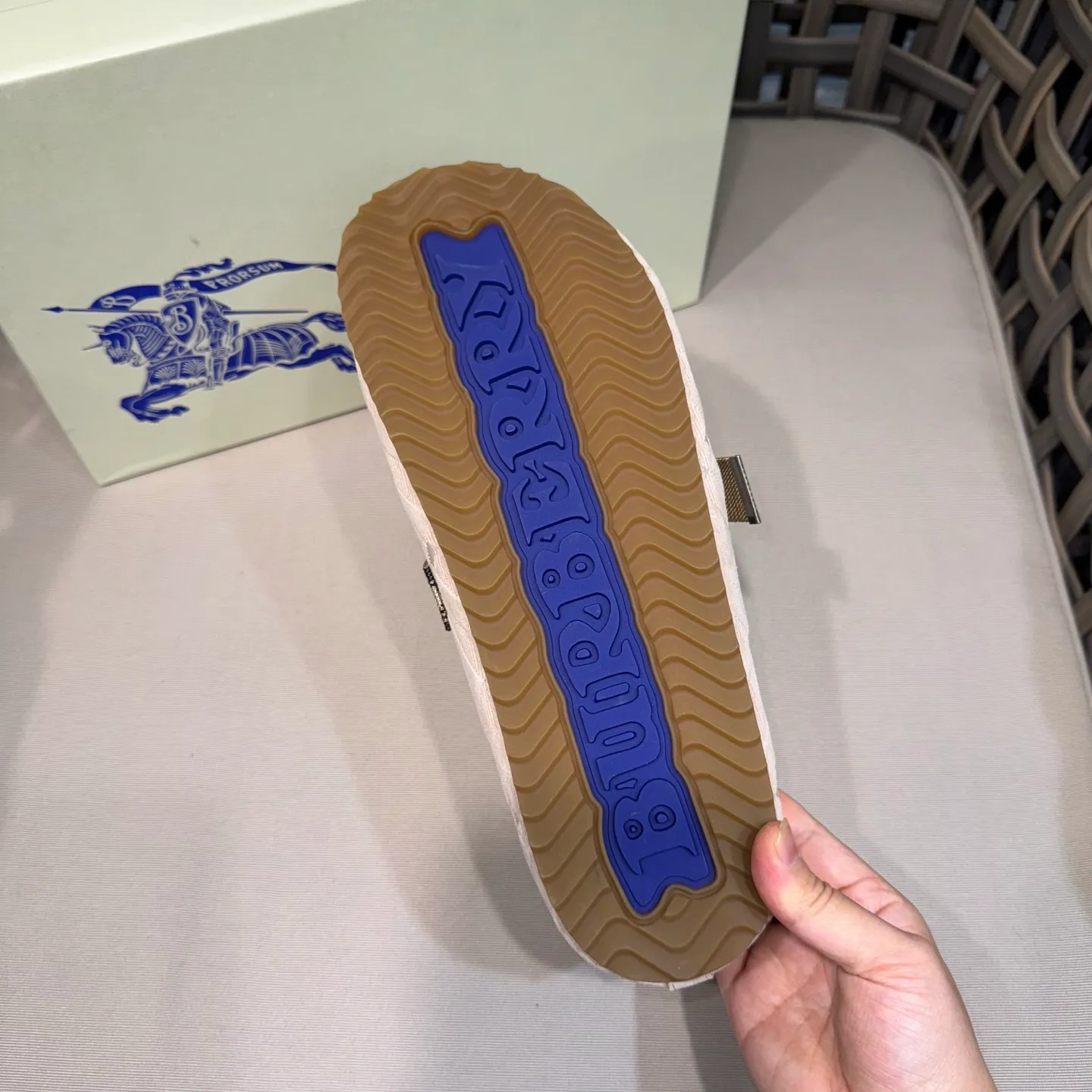 Men's Men's Shoes 💰360 [New Style] 🐝🐝Burberry New Burberry - Men's Checked Leather Urchin Half-Flop Sandal Made of soft suede cowhide and calfskin, these half-flop sandals feature an adjustable B-shaped buckle strap and are decorated with the signature sand-colored Burberry check in jacquard worsted. The upper wraps around the midsole and is paired with a sole made of the same upper material with an embossed logo on the heel and a wavy rubber outsole embellished with the Burberry lettering. Fashionable and casual! Comes with full set of original packaging dust bag! Code number: 39-40-41-42-43-44 standard code (38/45 can be customized and returns and exchanges are not supported)